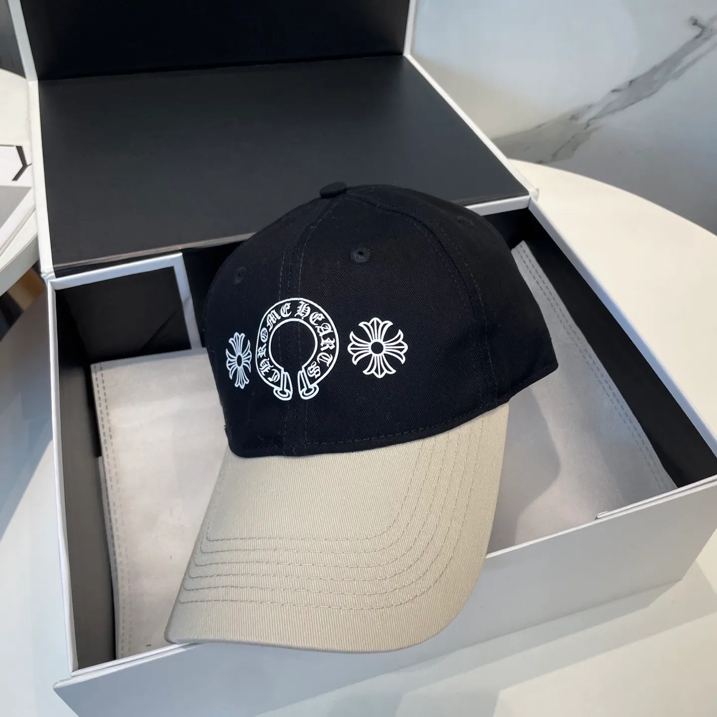 P60 Crow Heart 🆕🆕New color-blocked baseball cap, personalized fashion classic cross logo, casual with a cool feeling, unisex style, same style for men and women! Very easy to match! Head circumference: 56-58cm is available